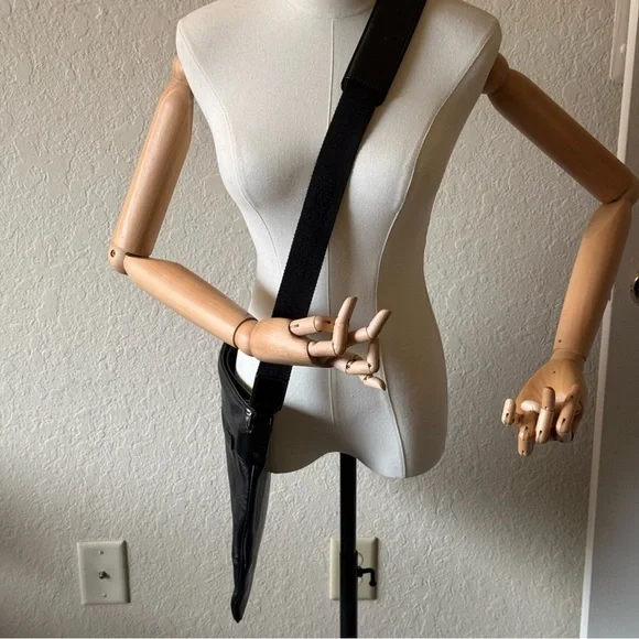 🔥MCM MENS MESSENGER BAG🔥GUARANTEED AUTHENTIC 🔥 - Picture 10 of 10